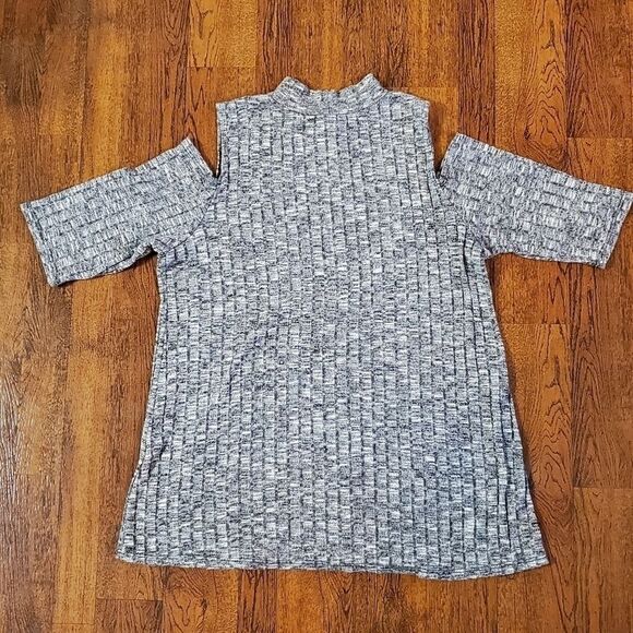 Snap Womens Sz L Cold Shoulder Top Gray Knit - Picture 2 of 8